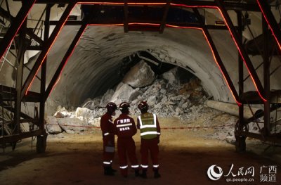 广西乐业在建隧道塌方致9人被困 直击现场救援